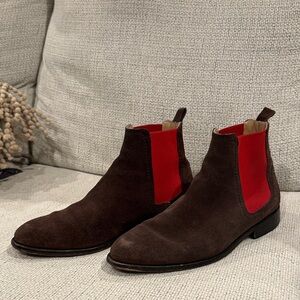 Men’s brown suede with red elastic sides.